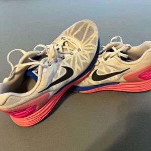Nike Size 10 Women's Sneakers - White, Pink, and Blue Preowned